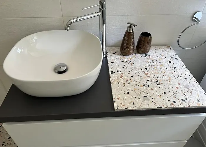 Cozy And Quiet Near Two Towers, Lägenhet