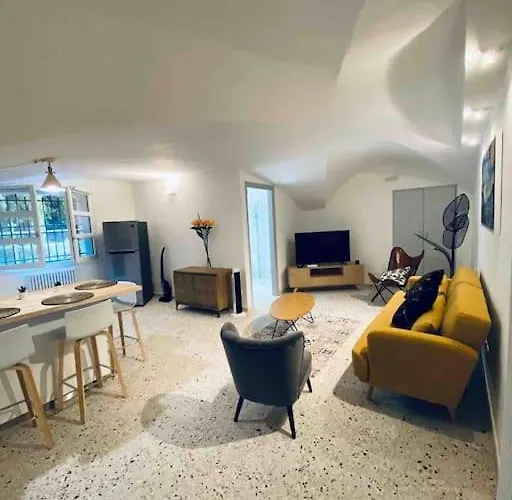 Cozy And Quiet Near Two Towers,