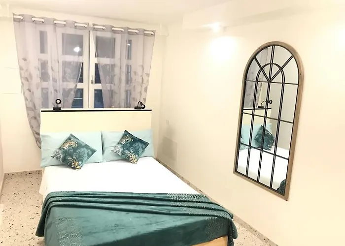 Lägenhet Cozy And Quiet Near Two Towers,