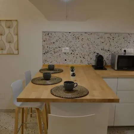 דירה Cozy And Quiet Near Two Towers,