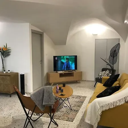 Cozy And Quiet Near Two Towers, Apartment *