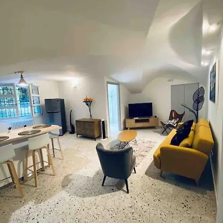 Cozy And Quiet Near Two Towers,