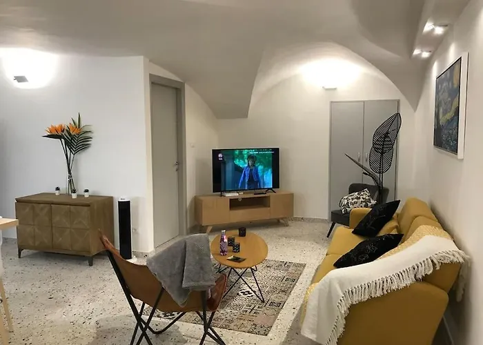 Cozy And Quiet Near Two Towers, 아파트 *